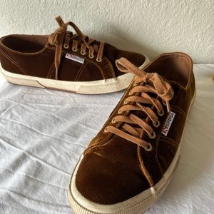 Cinnamon colored velvet sneaker French